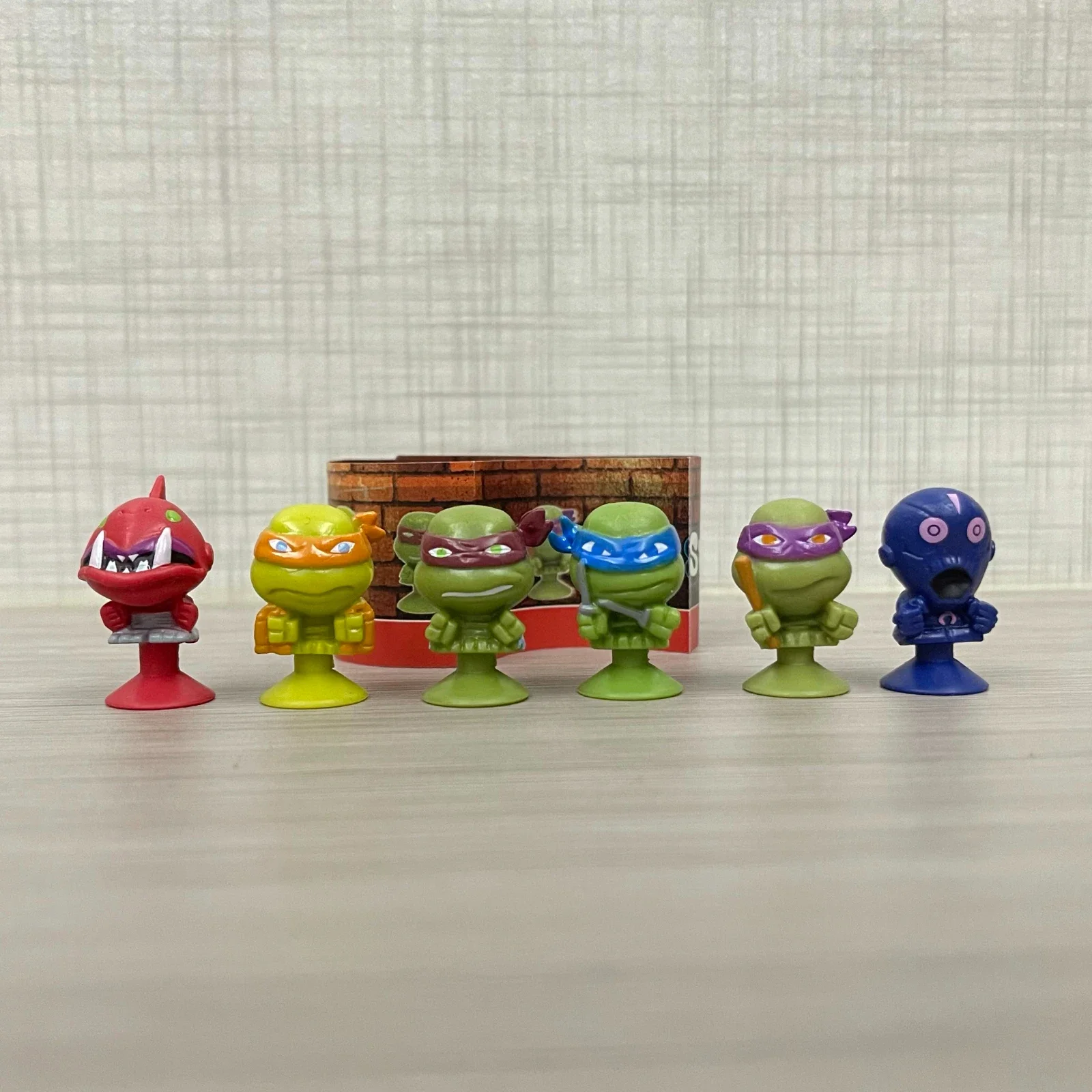 Stikeez Gashapon cápsula de juguete Spider-man adolescentes mutantes Tortugas Ninja Mini figuras Bob Esponja ventosa estatuilla regalos para niños