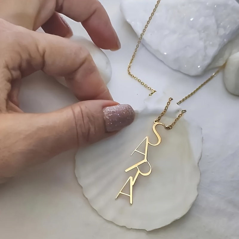 Colares com nome de letra vertical personalizado para mulheres, cor dourada, nome de aço inoxidável personalizado, joia de casamento, presente