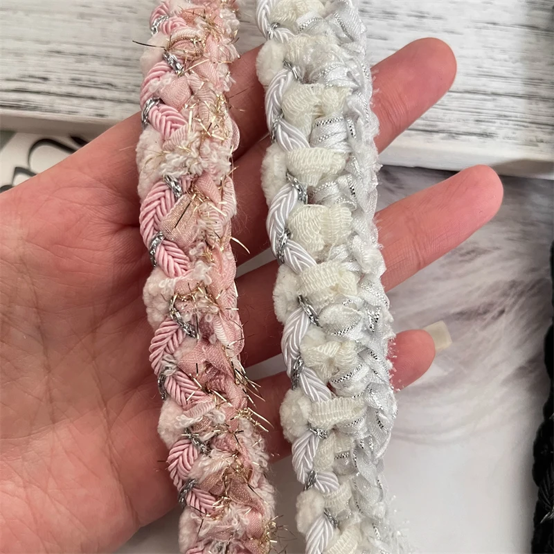 สายรัดด้ายสีเงินถักสีดำและริ้บบิ้นสีขาวอุปกรณ์ทำเสื้อผ้าแบบ DIY ตะขอดอกไม้แบบเกี่ยวด้วยมือสายรัดแถบขอบกด