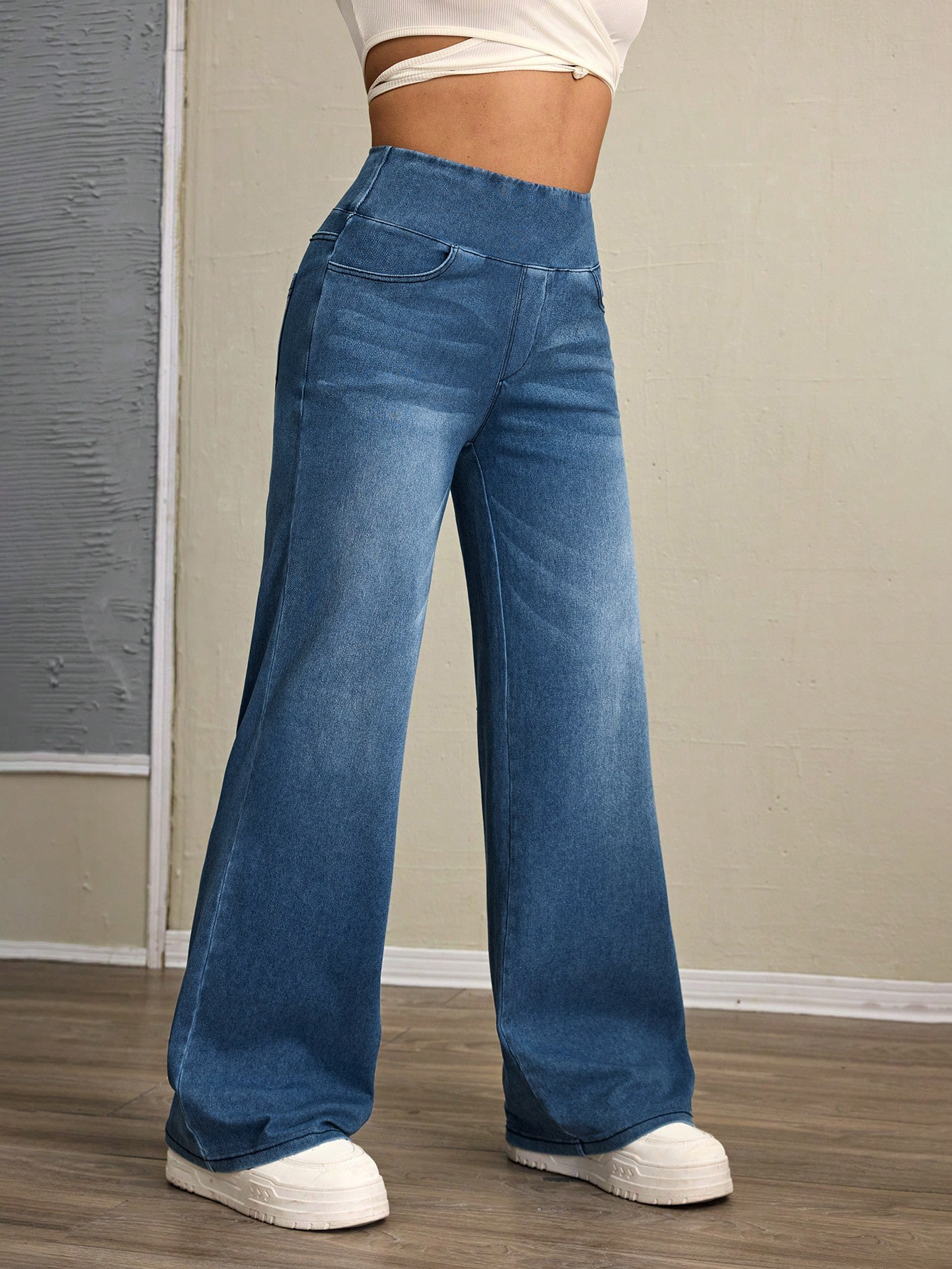 Damskie jeansy z szerokimi nogawkami i wysokim stanem, modelujące brzuch, o dopasowanym kroju, wykonane z elastycznego denimu, są stylowe do codziennego noszenia.