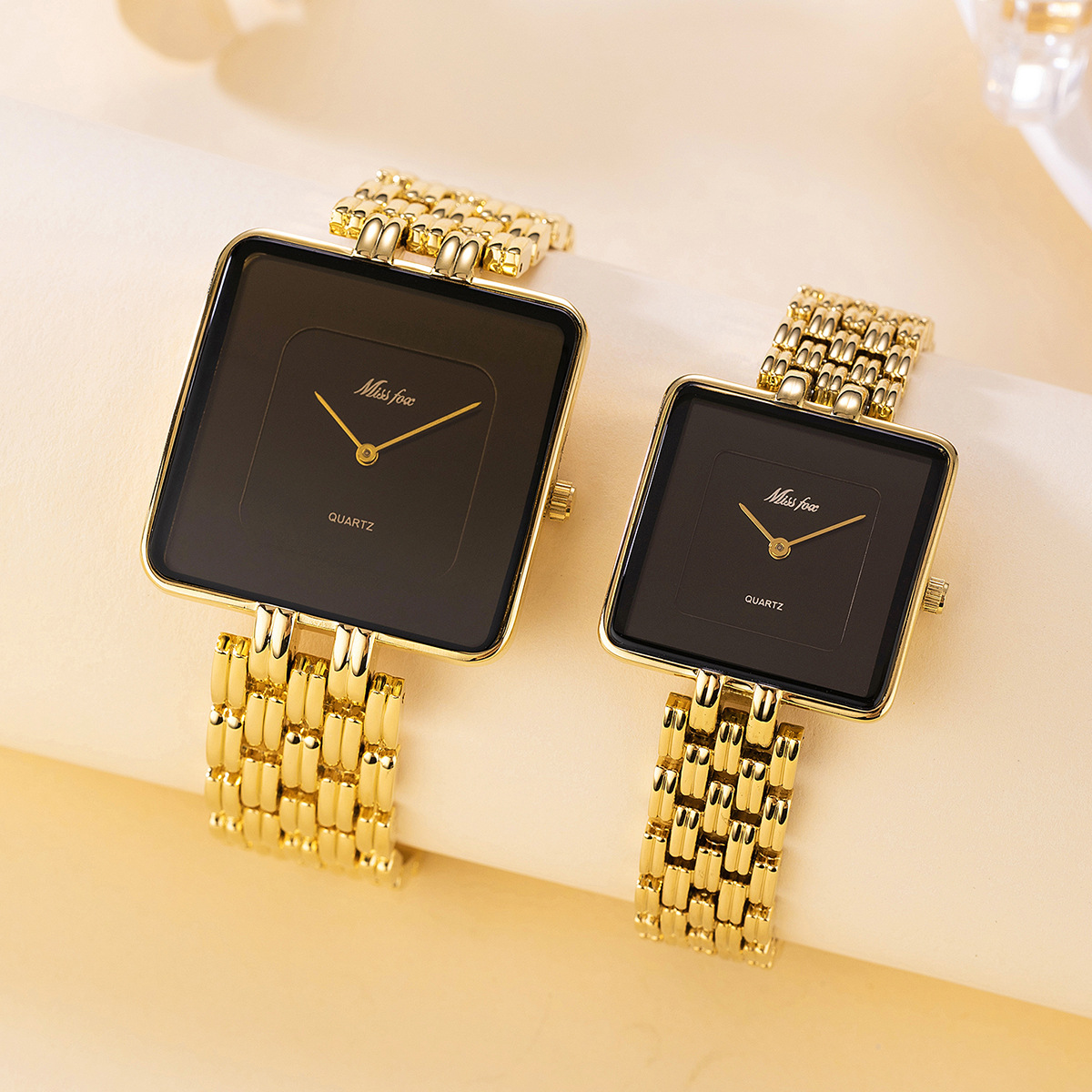 Relógio de tendência quente com mostrador grande simples, quartzo quadrado dourado preto para mulheres e homens, pulseira de aço, à prova d'água para mulheres e relógio