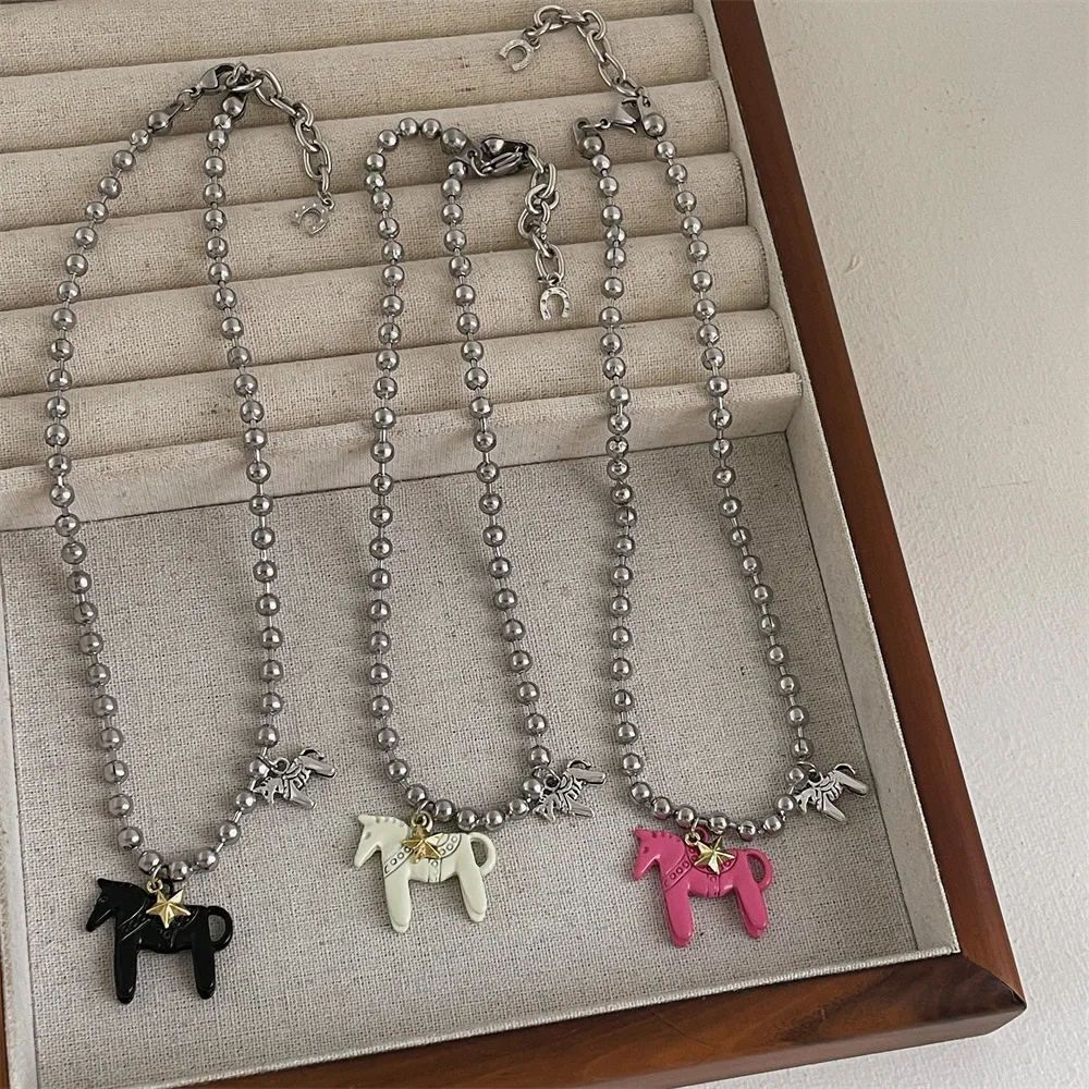 LATS-collares con colgante de caballo Colt esmaltados para mujer, gargantillas de cadena de cuentas de aleación chapadas en plata, Color blanco, negro, verde, azul y rosa