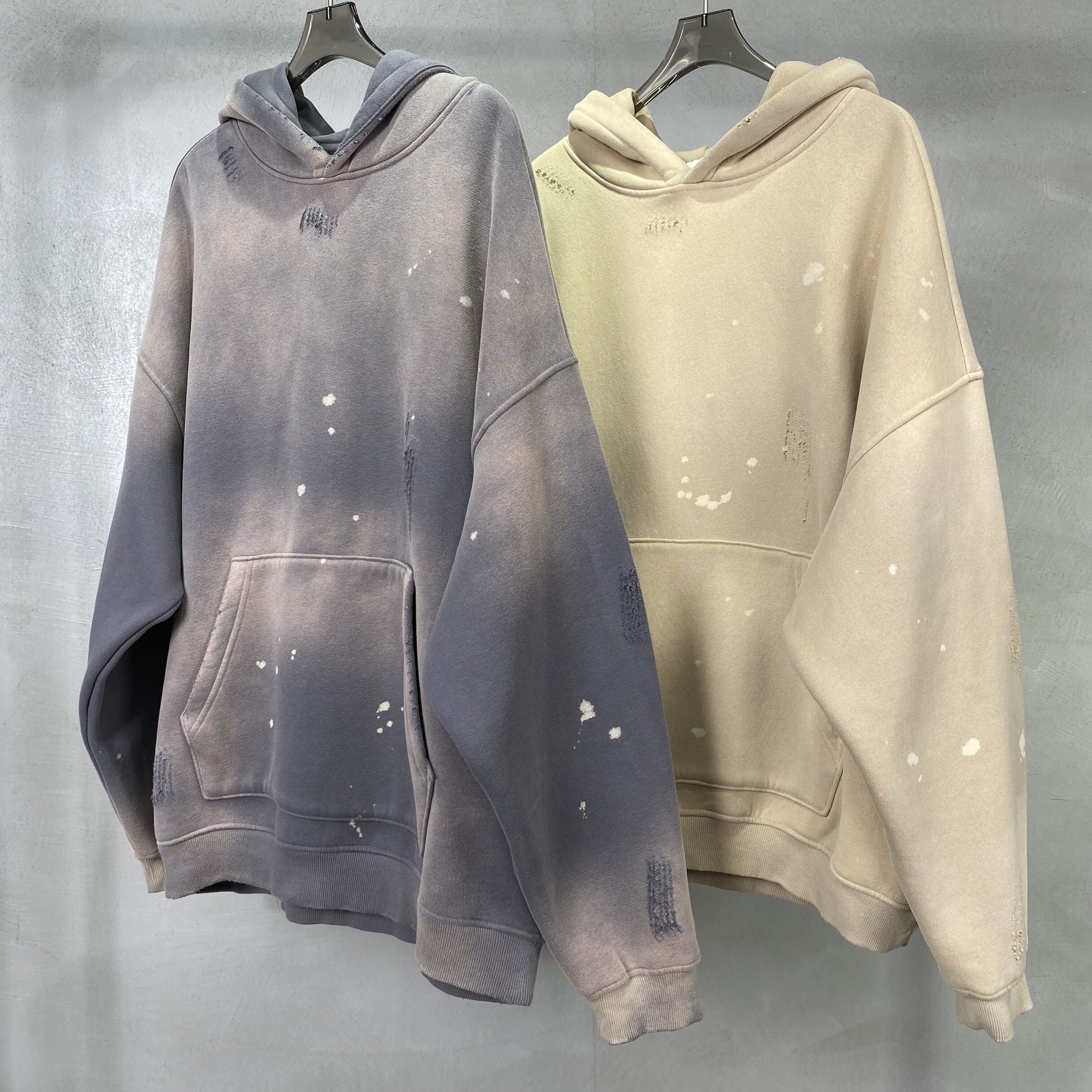 Pinte la tinta del mono y raspa el borde para hacer una vieja sudadera con capucha.