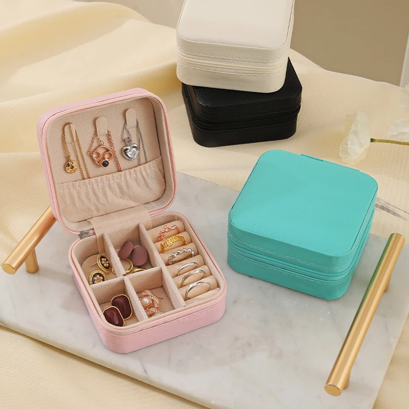 Mini scatola di immagazzinaggio di gioielli Custodia per organizzatore di collane per orecchini in pelle PU Nero Bianco Rosa Blu Portagioie per viaggi a casa