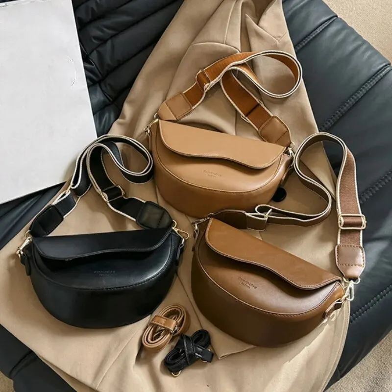 Damska torebka vintage w jednolitym kolorze z klapką, mała torebka typu saddle na ramię lub pod pachę, modna torebka crossbody z szerokim paskiem ze skóry PU.