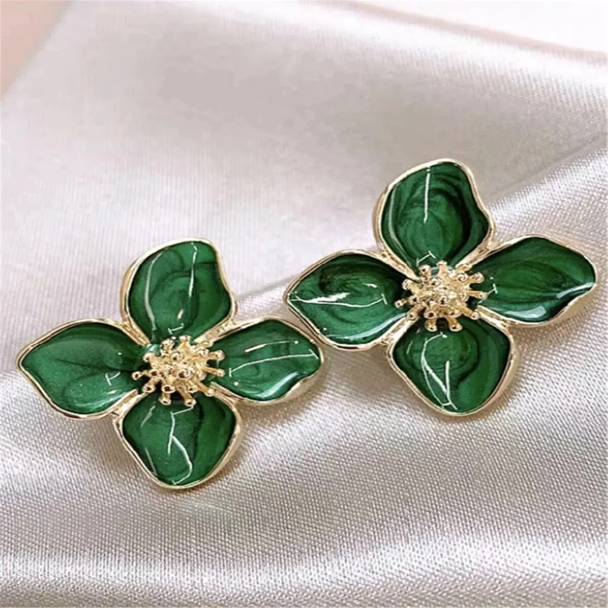 Orecchini a bottone in resina epossidica verde a forma di fiore in metallo color oro per le donne Orecchini carini per ragazza in smalto color latte Ins Gioielli di moda