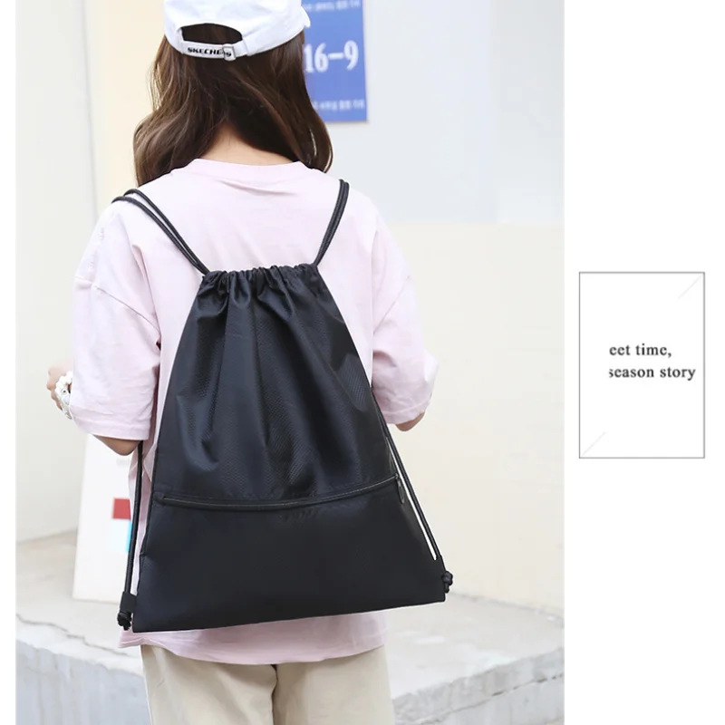 กระเป๋าเป้สะพายหลัง Drawstring น้ําหนักเบาสําหรับผู้ชายและผู้หญิงกีฬาฟิตเนสกระเป๋าเป้สะพายหลังกลางแจ้งกระเป๋าเป้สะพายหลังซิปกระเป๋า