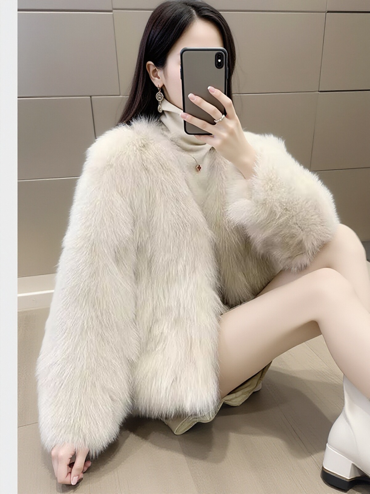 ショート肥厚キツネの毛皮のコートの女性の 2024 冬の新スタイル模擬レザージャケット若いファッショナブルなカジュアルラウンドネック