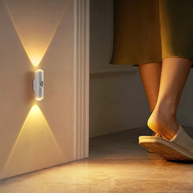 Luz noturna led de cabeça dupla com sensor de movimento, lâmpada de parede magnética recarregável rgb, luz ambiente para armário, corredor, escada