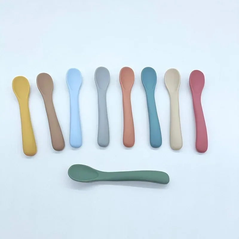 Cuchara de silicona para aprender a comer para bebé, cubertería pequeña curvada de goma suave, cubertería de entrenamiento para bebé