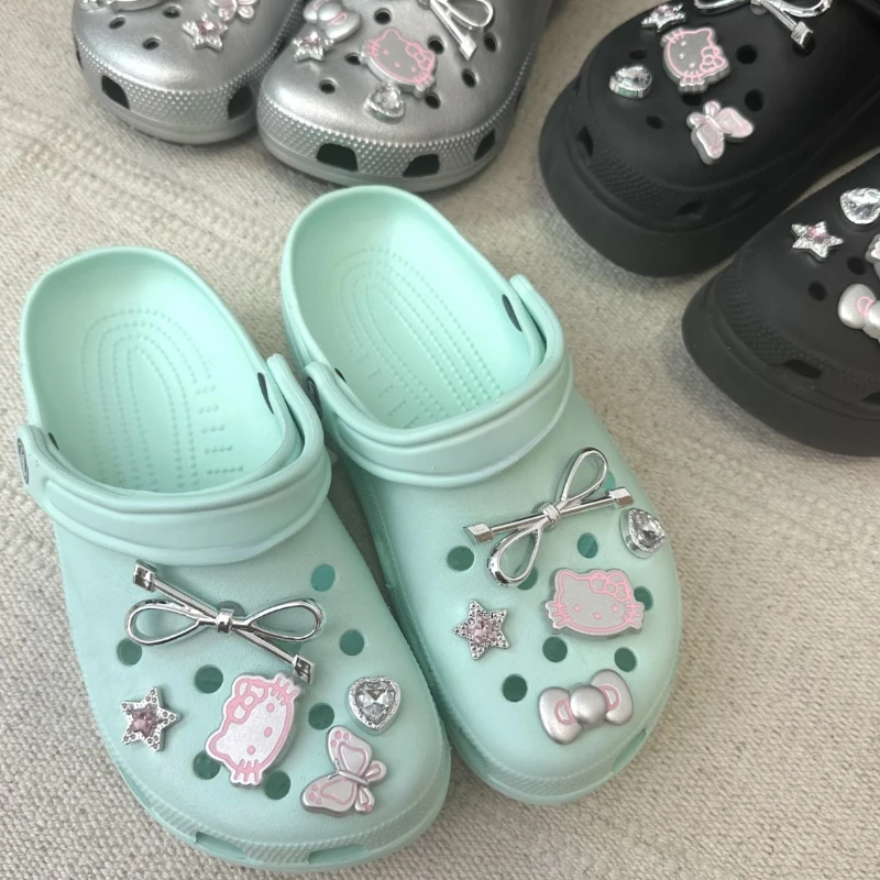 MINISO สีเงิน Hello Kitty ชุดผู้หญิงรองเท้า Charms DIY รองเท้าหัวเข็มขัดที่ถอดออกได้ Garden รองเท้าอุปกรณ์เสริมเทศกาลของขวัญ