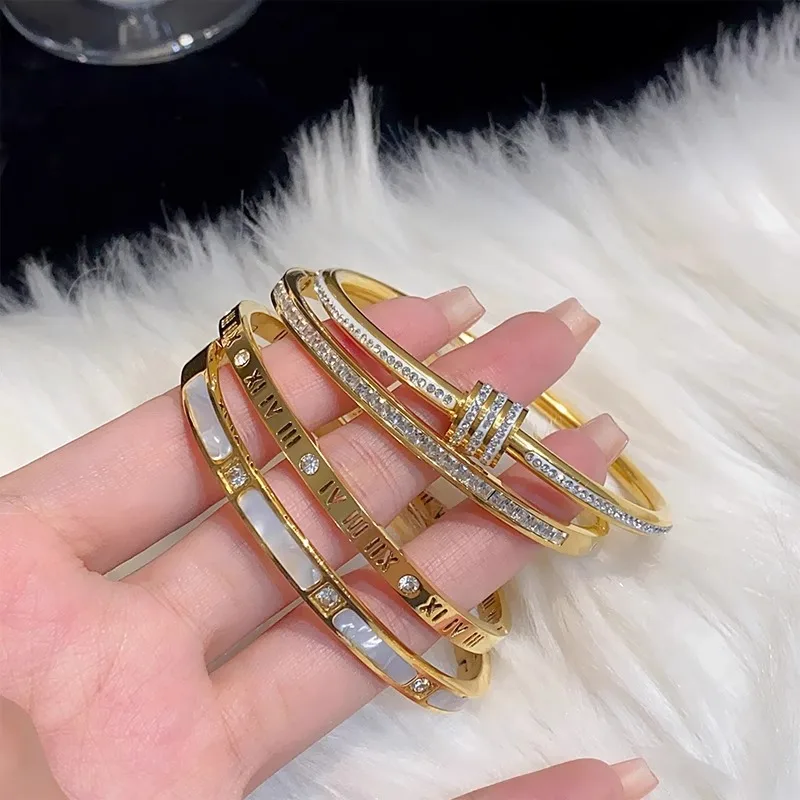 Bracciale in oro e acciaio al titanio da 1 pezzo, stile classico alla moda, bracciale in acciaio inossidabile, intarsiato con zirconi, per l'uso quotidiano delle donne