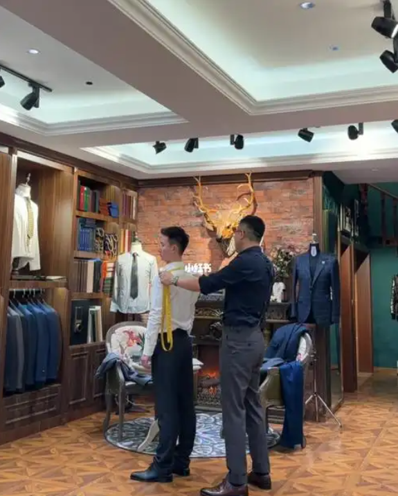 Maßgeschneiderte Bestellung der Damenmode-Kleidung Paris Fashion Week CatWalk Style Tailed Order