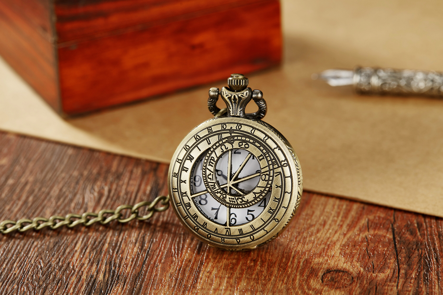 Reloj de bolsillo clásico ahuecado, reloj de bolsillo conmemorativo de bronce, Luna, hombre, triángulo, amor, constelación, 2023