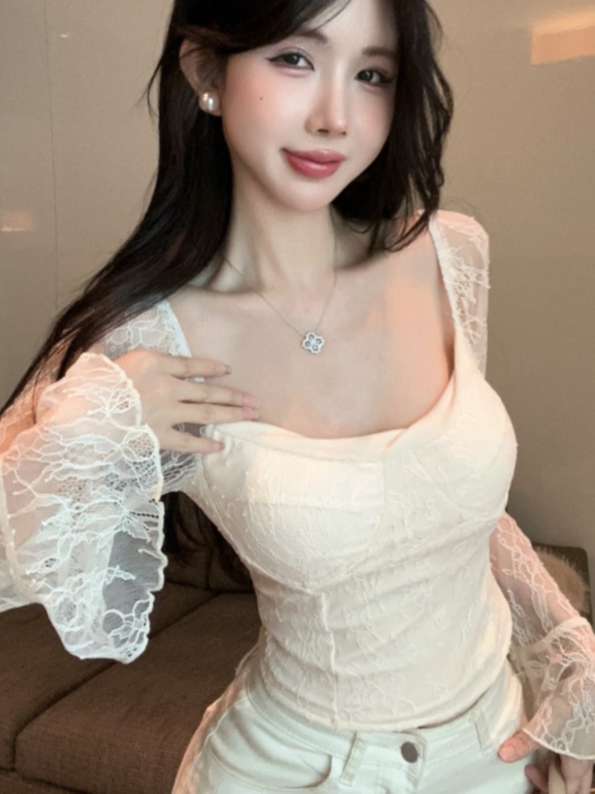 セクシーなレースシフォントップ女性の秋冬小さいサイズエレガントなインナースクエアカラー長袖痩身ベースシャツ