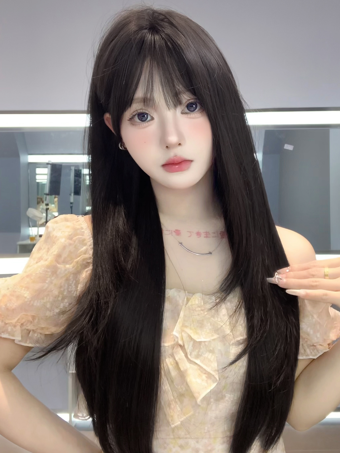 女性のための絹のような滑らかな長い髪のかつら,フリンジ付きの黒い合成かつら,ロリータスタイル,耐熱性,毎日のコスプレ,26インチ