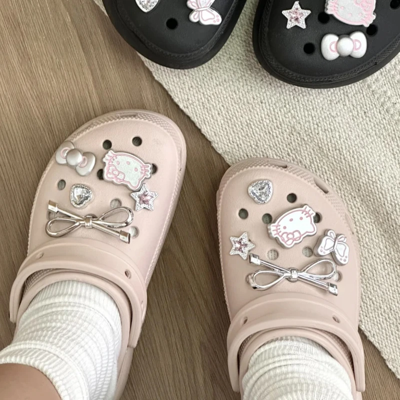 MINISO สีเงิน Hello Kitty ชุดผู้หญิงรองเท้า Charms DIY รองเท้าหัวเข็มขัดที่ถอดออกได้ Garden รองเท้าอุปกรณ์เสริมเทศกาลของขวัญ
