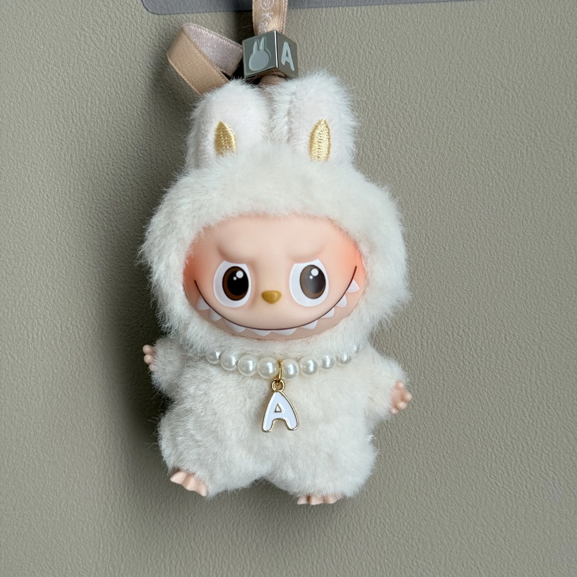 Mini labubu pingente acessórios carta colar de pérolas para labubu v4 pino para série amor boneca roupas acessórios