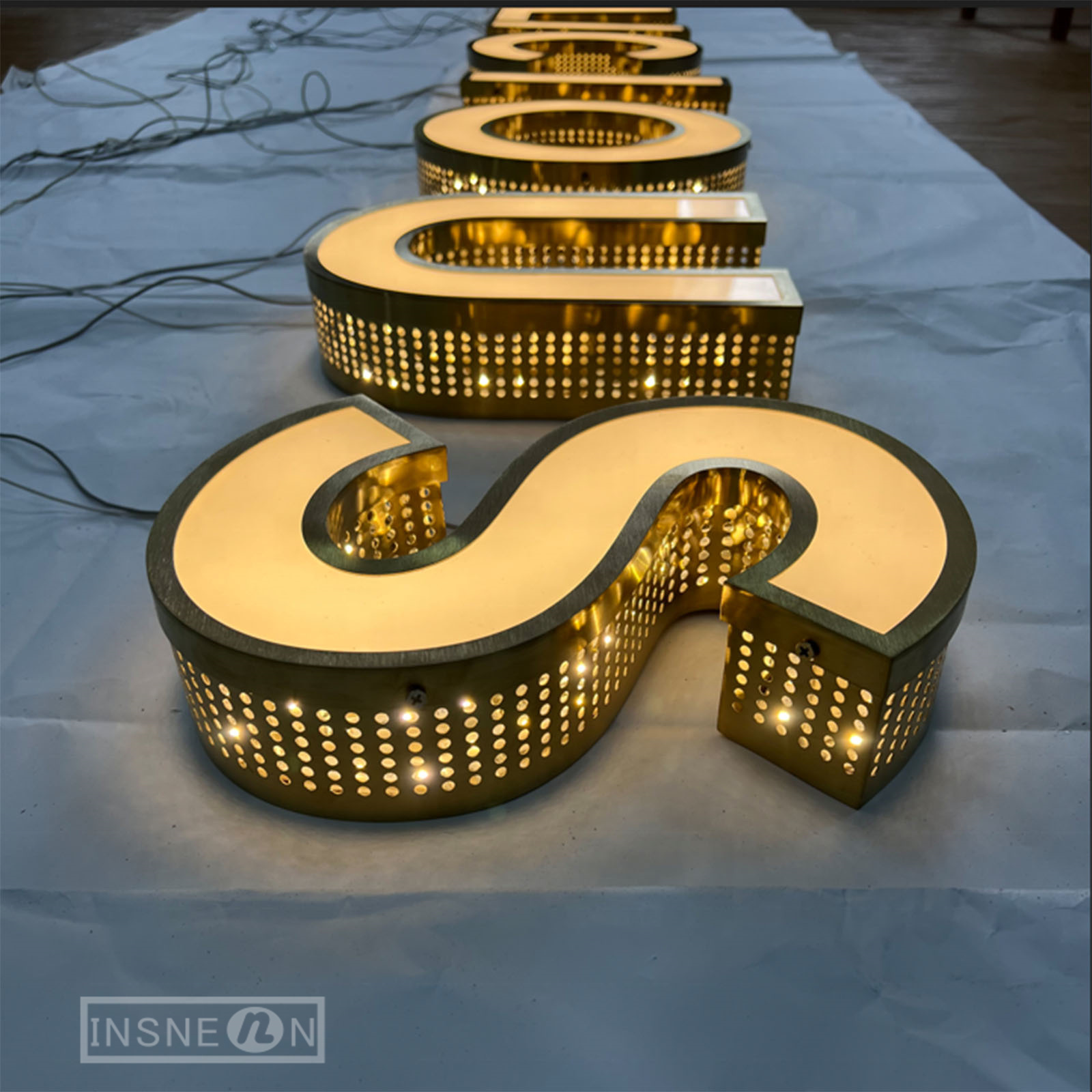 Placa de metal perfurado lado-luz, placa de metal, perfuração personalizada, placa de sinal iluminada