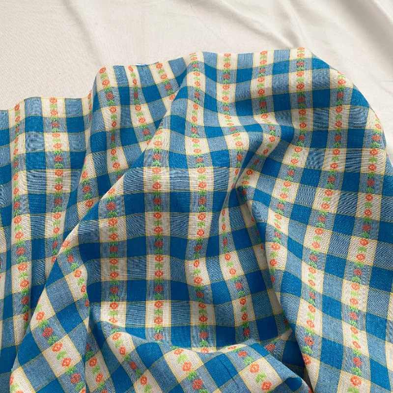 Pequeno fresco azul e branco xadrez requintado tecelagem e bordado pequena flor poliéster algodão roupas tecido diy, 145x50cm