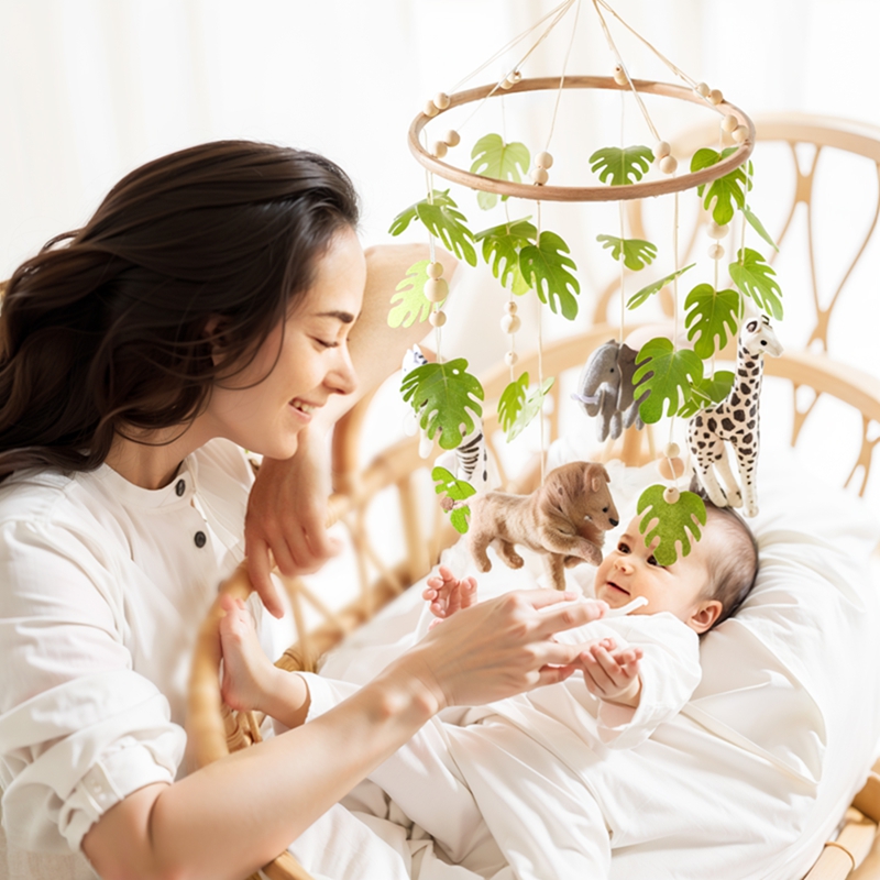 เปลเด็ก Mobile Rattle ของเล่นสําหรับ 0-12 เดือนการ์ตูน Felt สัตว์ป่า Bed Bell แขวนวงเล็บไม้มือถือ newbaby Rattle ของเล่น