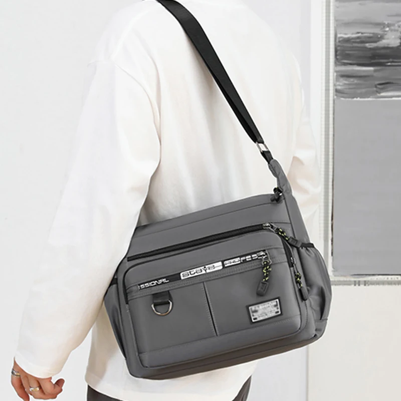 Borsa business monospalla da uomo, adatta per viaggi d'affari e lavoro, realizzata in materiale di nylon, con tracolla singola.