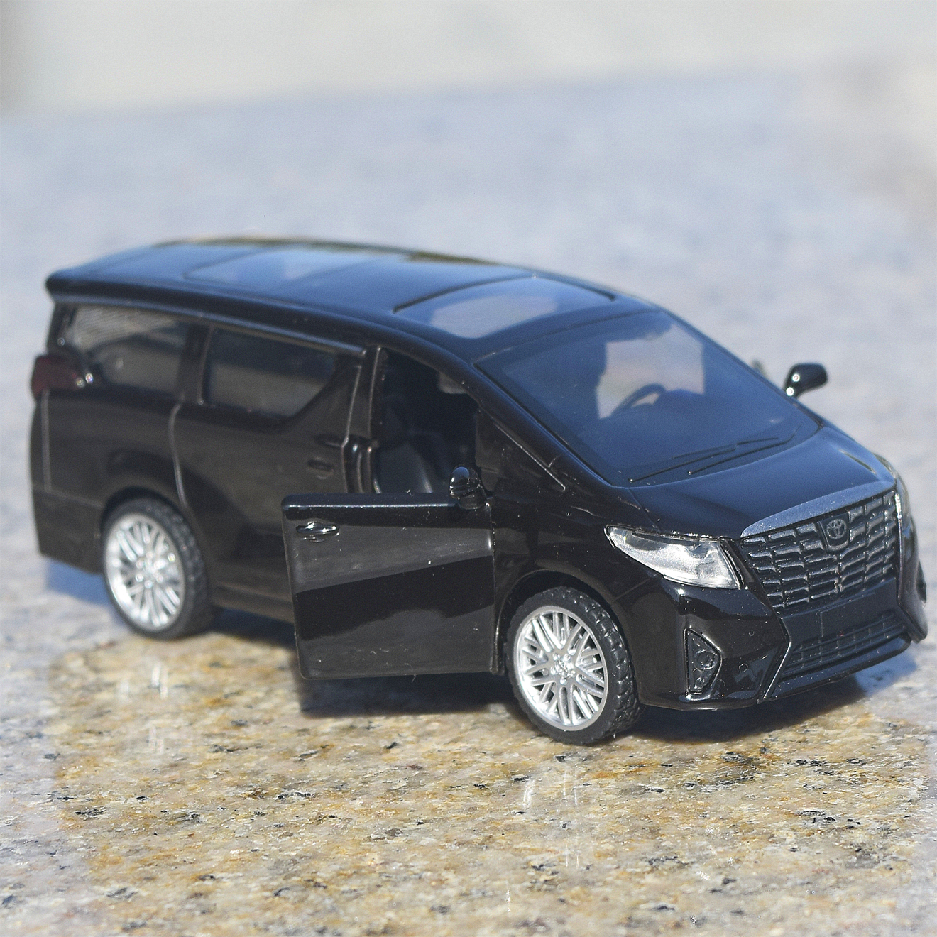 Alfa luxe VIP zakelijke traagheidskar MPV-model deur van gegoten metaallegering en interieur geschikt voor volwassen verzamelaars