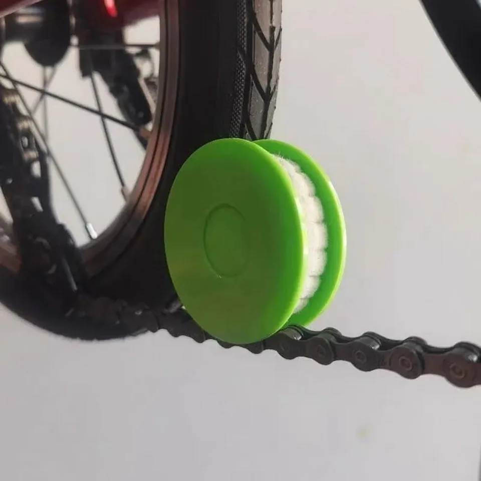 Bicycle chain oiling tool, lubrication and maintenance device, chain roller type chain oiling device