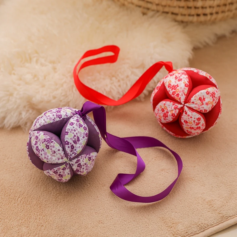 1Pc bébé main attraper tissu balle jouet Interaction infantile coloré hochet balle jouet avec ruban apaiser lit suspendu hochet jouet cadeau