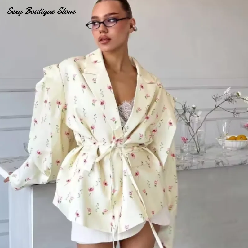 Elegancka, oversize'owa kurtka damska w kwiatowy wzór, ocieplana, z klapami, sznurowana, luźny płaszcz z długim rękawem, wysoki stan, odzież wierzchnia 2025, streetwear damski.