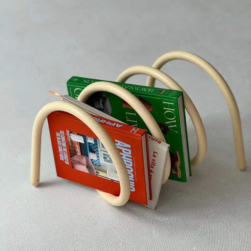 Creative สปริงโหลดหมุนชั้นวางหนังสือ INS Aesthetic Desktop Organizer โลหะผู้ถือหนังสือสํานักงาน Home นิตยสาร Display Rack