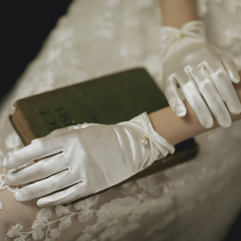 Guanti da abito da sposa in raso bianco Guanti da sposa corti ed eleganti con fiocco di perle e petali, versatili accessori fotografici perlati retrò