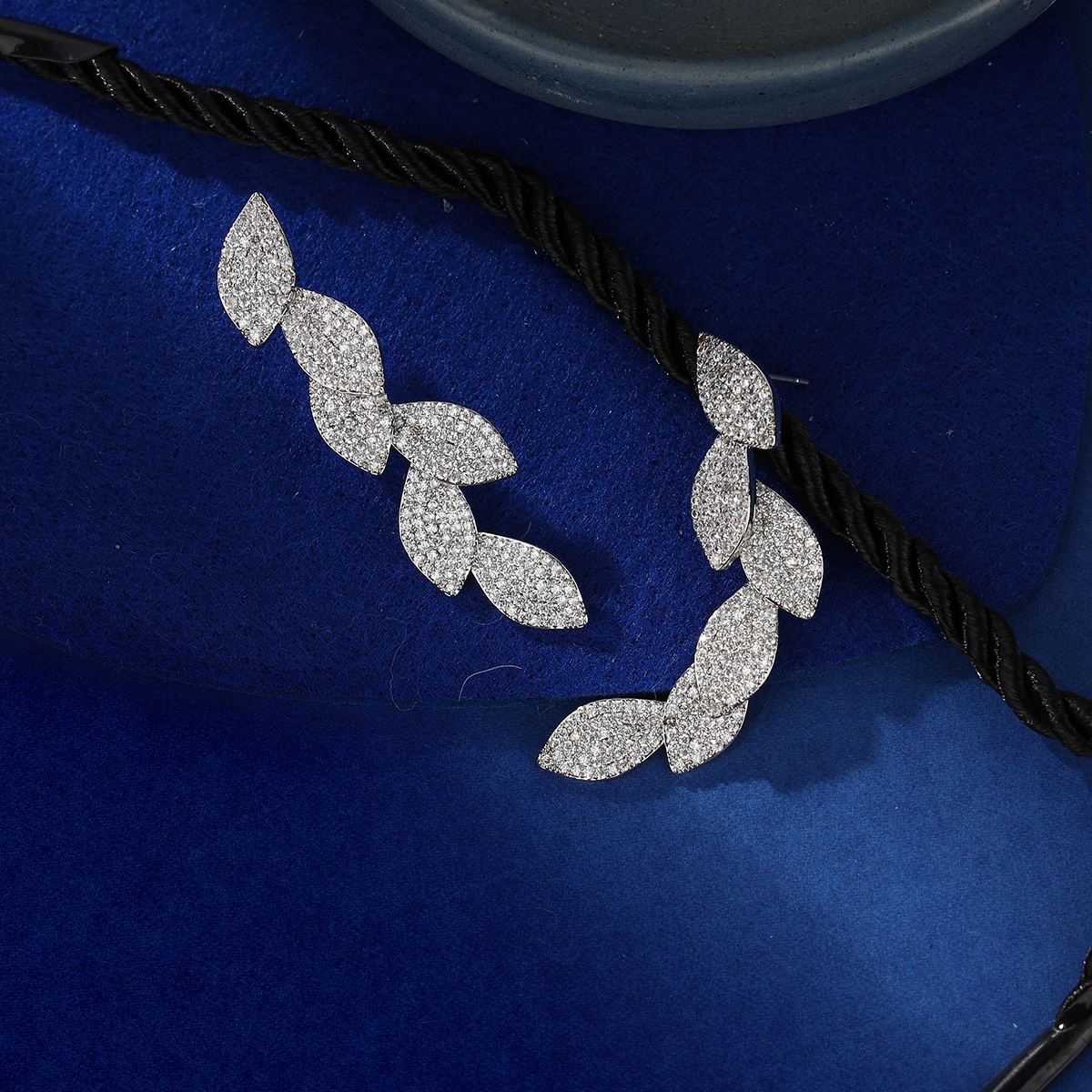 Nische Design Blatt Blütenblatt Hochzeit Ohrringe eingelegt mit aaaaa Zirkon Anhänger für Hochzeits ball oder Party