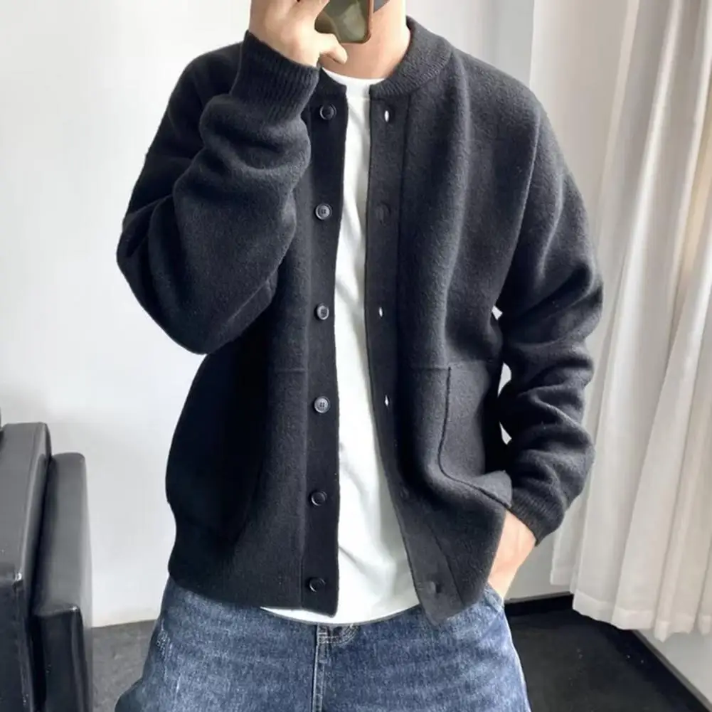 คาร์ดิแกนแฟชั่นสำหรับเสื้อกันหนาวแบบถักของผู้ชายใหม่เสื้อแจ็คเก็ตคอกลมทรงหลวมเสื้อสเวตเตอร์โค้ทสไตล์บูติกแบบเรียบง่ายสำหรับฤดูใบไม้ผลิ2024