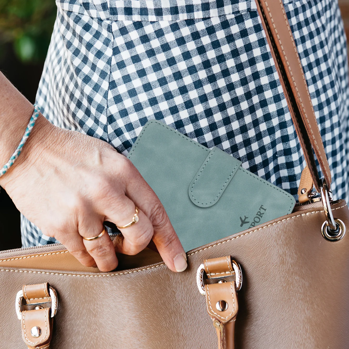 ผู้ถือหนังสือเดินทางกระเป๋าสตางค์ RFID Blocking หนังกระเป๋าเดินทางอุปกรณ์เสริมสําหรับผู้หญิงผู้ชาย