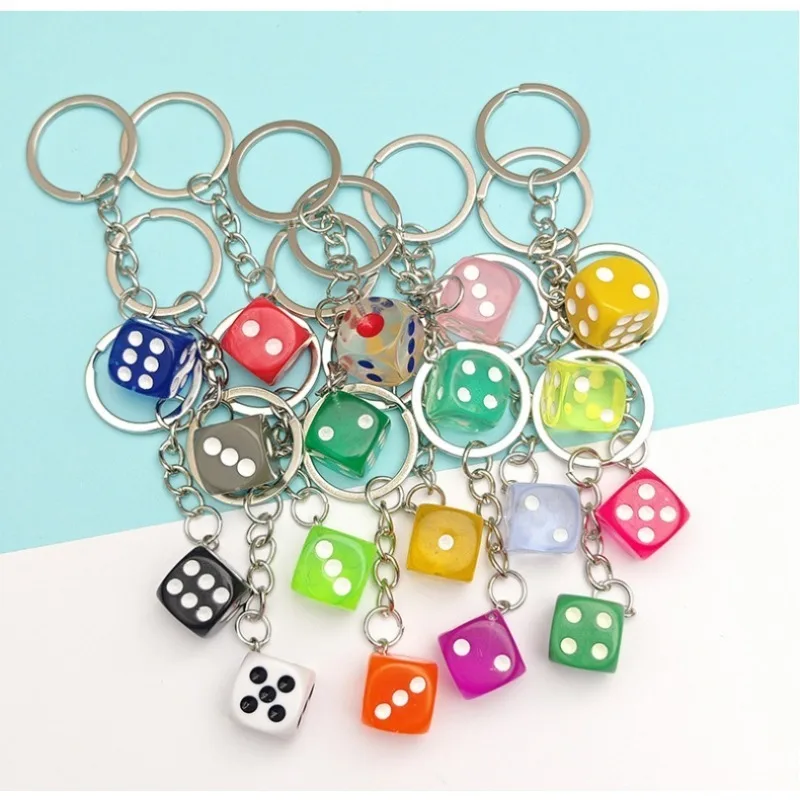 Creatieve kleine accessoire voor auto sleutelhanger mini hanger rugzak ophangingen sleutelhanger originaliteit acryl dobbelstenen sleutelhanger ring cadeau