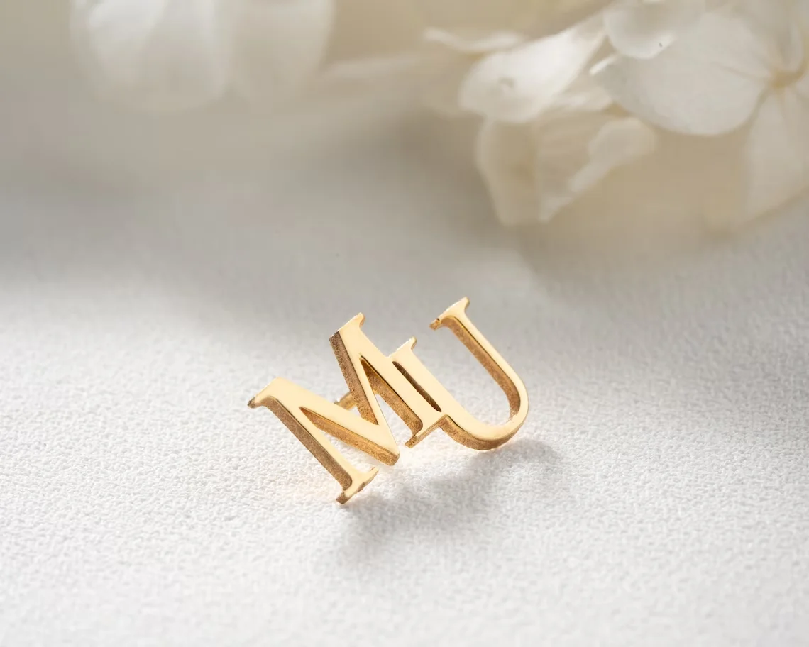 ส่วนบุคคลอักษรแจ็คเก็ตLapel Pinตัวอักษรที่ไม่ซ้ํากันผู้ชายสแตนเลสป้ายโลโก้ที่กําหนดเองเข็มกลัดงานแต่งงานที่ดีที่สุดManเครื่องประดับ