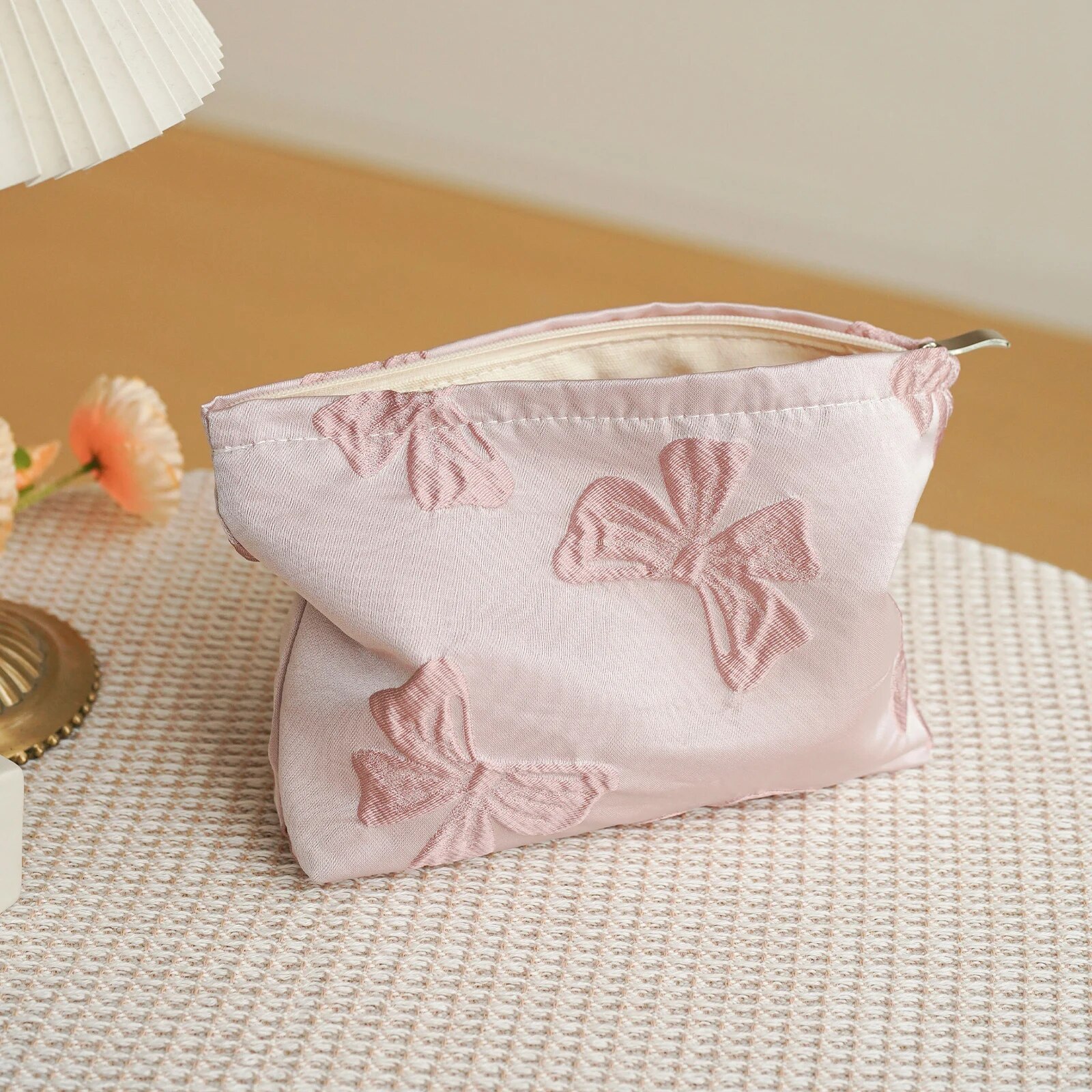 Damen-Make-up-Tasche, rosa Schleife, großes Fassungsvermögen, Aufbewahrungstasche für Lippenstiftkissen, praktische Hand-Clutch-Tasche für Pendler, Reise-Kulturbeutel