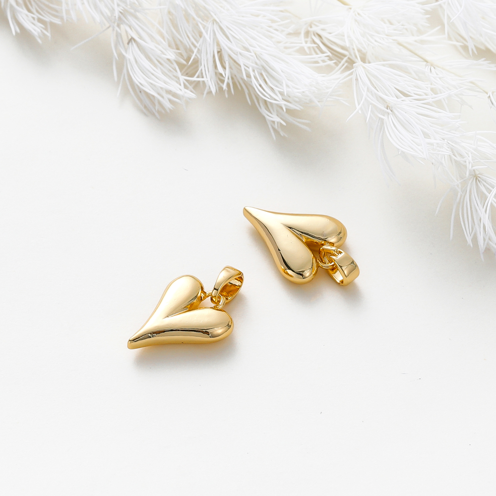 ジュエリー作りのためのピーチハートチャーム、18k金メッキ、小さなペンダントアクセサリー、DIYイヤリングとネックレス、4個