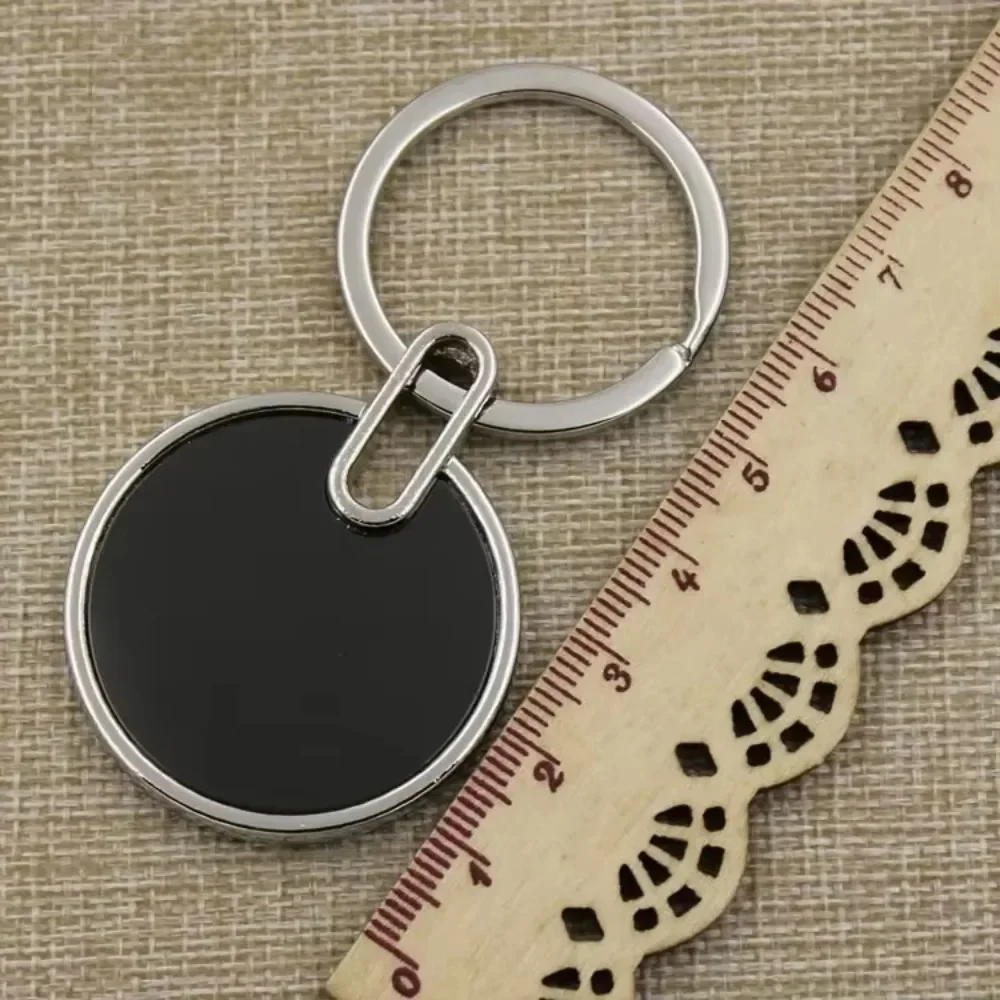 แกะสลักที่กําหนดเองชื่อโลโก้พวงกุญแจโลหะส่วนบุคคลพวงกุญแจ Key CHAIN แผ่นเลเซอร์เครื่องหมายกระจกสีดําของขวัญส่งเสริมการขาย