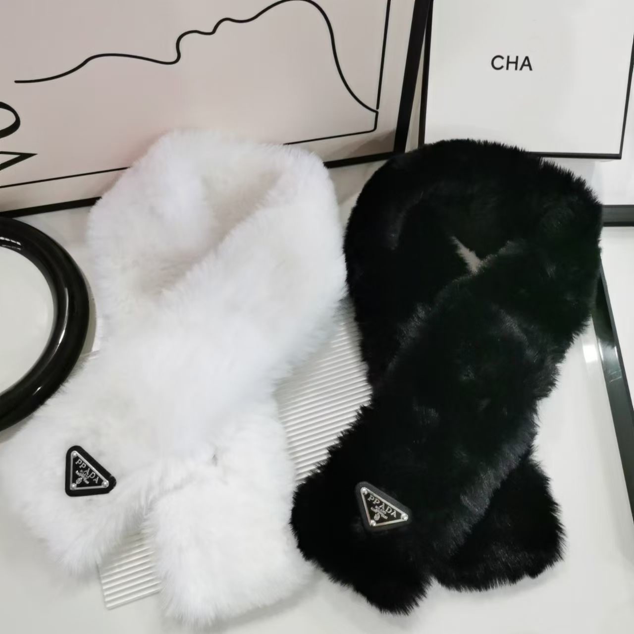 2026New classic, fashionable and luxurious designer women's retro niche trendy winter fleece scarf high-end luxurious winter hat