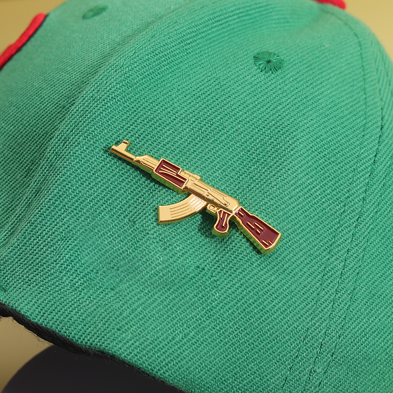 Personalità Cartoon Pistola Spille smaltate Pallina da golf Cappello Spille Distintivo da bavero Berretto da baseball Clip Forniture da golf Regalo per gli amici del golfista