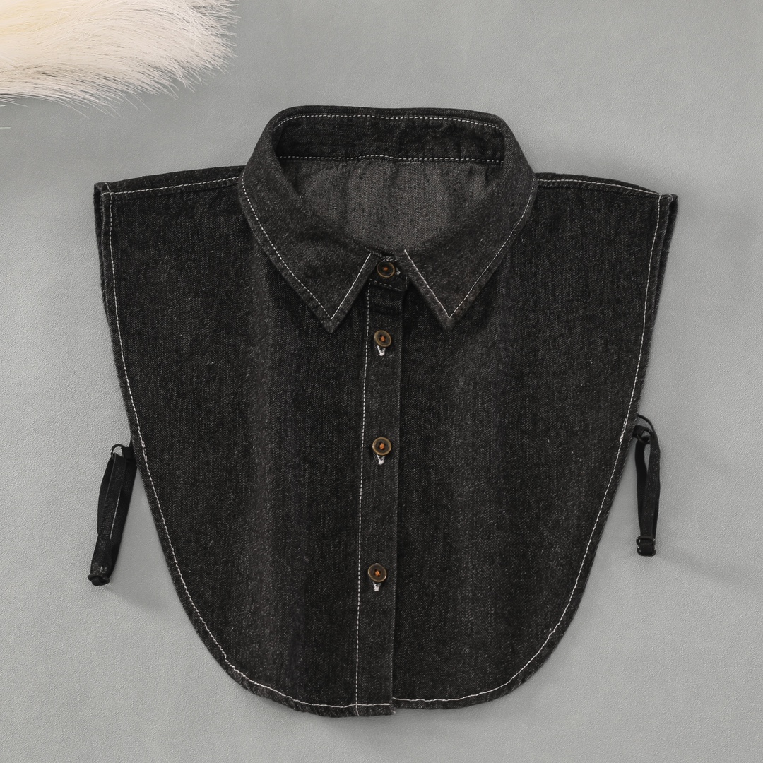 Vielseitiger falscher Kragen aus blauem Denim, gepaart mit Pullover hemd