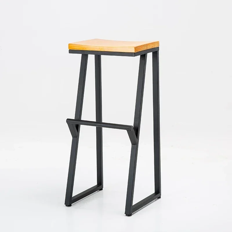 Silla minimalista de barra de hierro con base alta, asientos de madera maciza, asientos de mostrador, muebles de restaurante con soporte de carga estable, taburetes de cocina