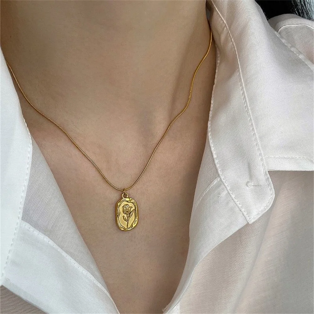 Collar con colgante de rosa geométrico Simple para mujer, gargantilla de cadena de serpiente con placa dorada bohemia, regalo de joyería 2023