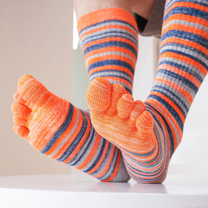 Calcetines acogedores de cinco dedos coloridos a media pantorrilla para hombre, calcetines suaves informales a la moda con punta dividida, calcetines transpirables cómodos para deportes al aire libre para hombre