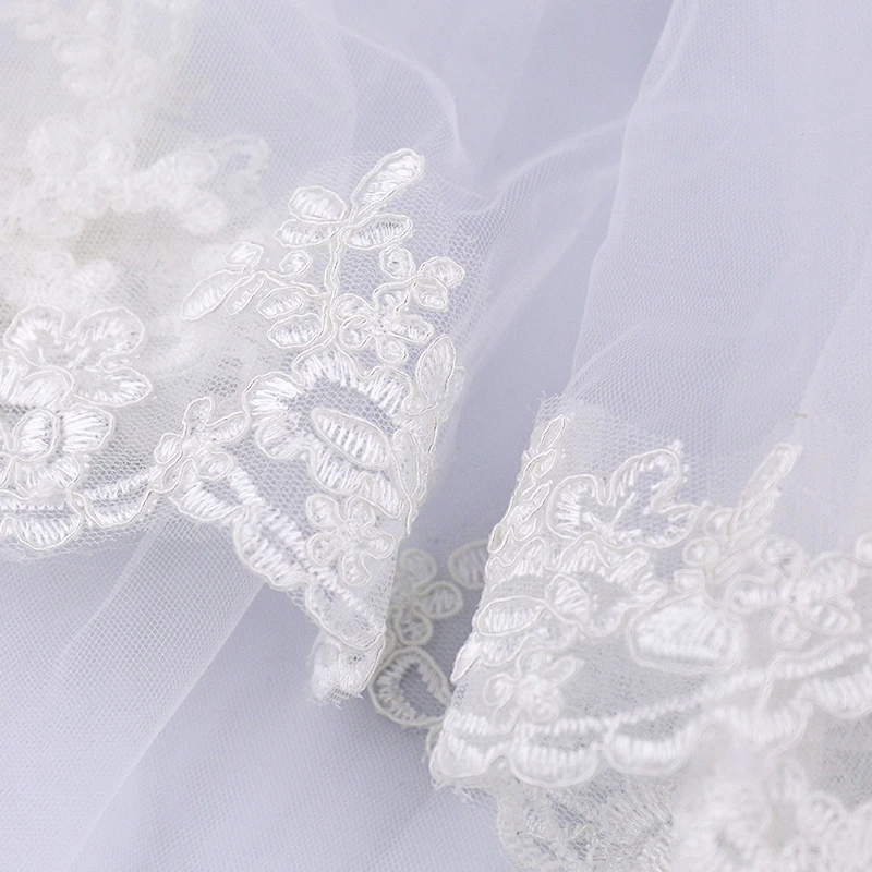 White Two Layers Bride Wedding Veils Lace Edge Sexy Short Waist Length Wedding Veil with Comb Dress Veil for Bride