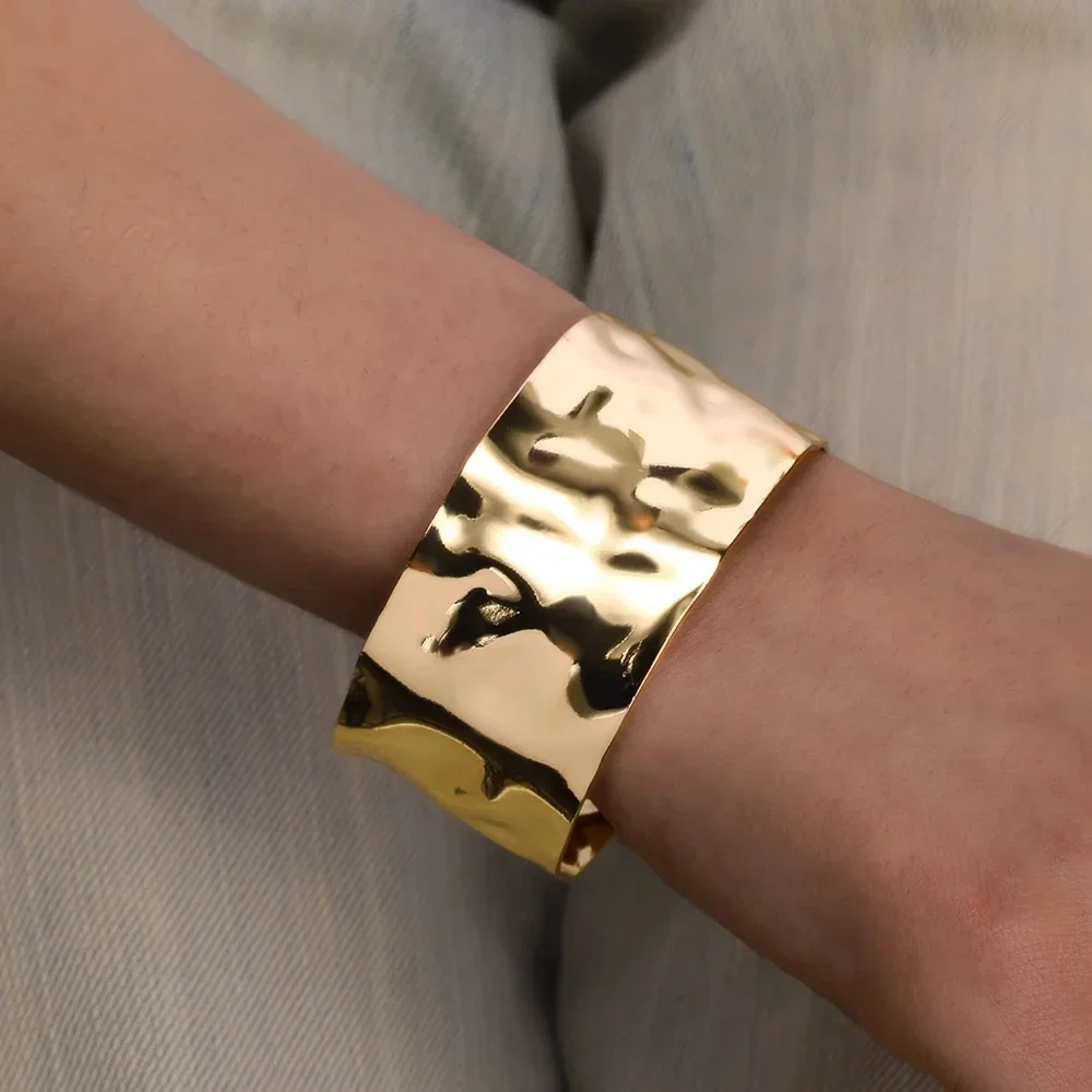 Bracciale rigido classico con texture antirughe color oro per donna Bracciale con polsino squisito Ornamento a mano in acciaio inossidabile Gioielli punk
