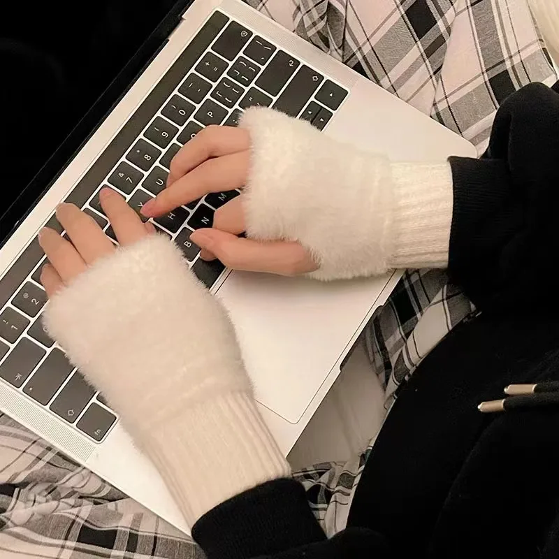 Fashionable Half Finger Gloves Suitable for Women's Soft and Warm Winter Luxurious Solid Color Plush Knitted Fingerless Gloves