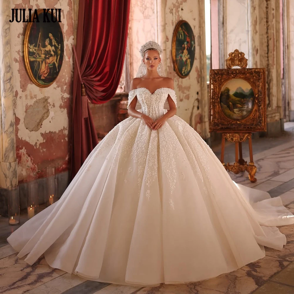 Julia Kui Maßgeschneiderte Luxus Perlen Perlen Applikationen Ballkleid Brautkleid Schulterfrei Kurze Ärmel Schatz Braut Kleider